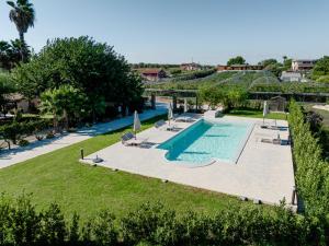 une vue aérienne d'une piscine dans un complexe hôtelier dans l'établissement Country House il Gelso e l'Ulivo appartamento in villa l'Ulivo, à Noto