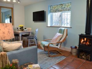 sala de estar con sofá y chimenea en The Blue Loft, en Rye