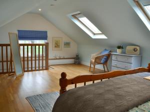 1 dormitorio con 1 cama y 1 habitación con ventana en The Blue Loft, en Rye