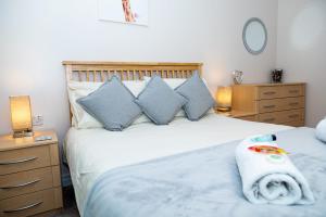 um quarto com uma cama com um bicho de peluche em Valley Lodge 12 - Springer Lodge em Callington