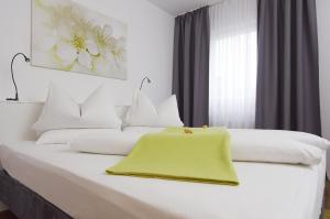 Postel nebo postele na pokoji v ubytování Gartenstadt Hotel