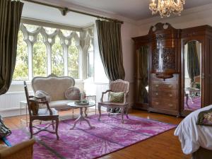 ウィンダミアにあるPriory Manorのリビングルーム(ソファ、椅子、シャンデリア付)
