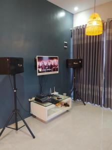 Pokój z dwoma kamerami i telewizorem na ścianie w obiekcie Villa Sky Garden w mieście Bogor