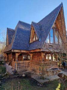 錫納亞的住宿－Casa Botiza - Cătun，大型木制房屋,设有大型屋顶