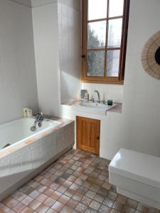 een badkamer met een bad, een wastafel en een toilet bij Clos Saint Léonard in Durtal