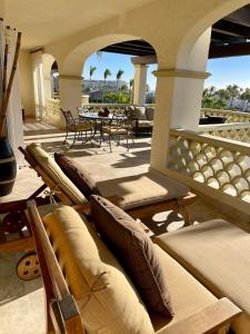 聖何塞德爾卡沃的住宿－Las Mananitas，阳台的天井配有桌椅