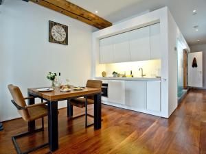una cucina e una sala da pranzo con tavolo e sedie di The Sail Loft - Royal William Yard a Millbrook
