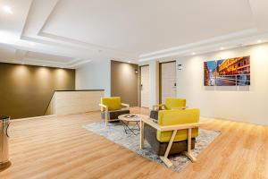 a waiting room with chairs and a table at Kali Centro Mexico City in Mexico City