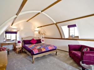 una camera con letto e divano di The Chapel - Chard a Wambrook