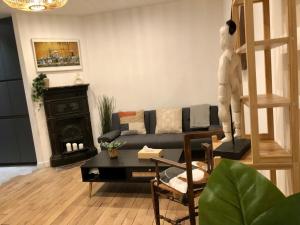 un soggiorno con divano e tavolo di Rare appartement d'architecte en haut de Montmartre a Parigi