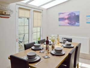 comedor con mesa de madera y sillas en Mill View House en Scarborough