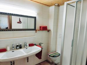 Ein Badezimmer in der Unterkunft Landhaus Panorama