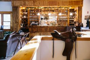 un bar con un par de zapatos sentados en un mostrador en Rainbow Ranch Lodge, en Big Sky Canyon Village