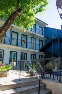 - un bâtiment bleu et blanc avec des escaliers devant dans l'établissement Jean Lafitte House, à La Nouvelle-Orléans