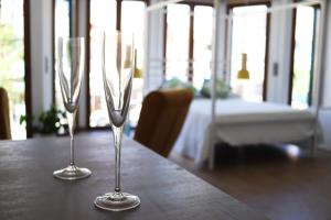 zwei Champagner-Gläser auf einem Tisch in der Unterkunft APARTAMENTOS GORI SUITES HIDROMASAJE accesibles minusválidos in Villafranca del Cid