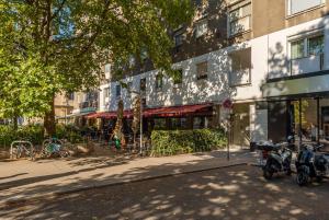 ulica z motocyklami zaparkowanymi przed budynkiem w obiekcie Cool Boutique Apartments - Leopoldstadt w Wiedniu