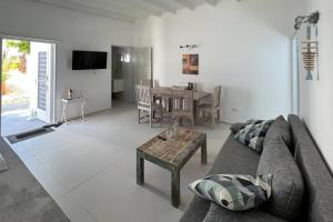 salon z kanapą i stołem w obiekcie Hofi Celia w mieście Blue Bay