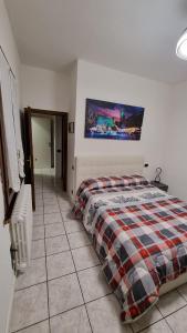 ein Schlafzimmer mit einem Bett und einem Wandgemälde in der Unterkunft SWEET HOME in Azzano San Paolo