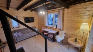 widok z góry na salon w chacie z bali w obiekcie Jaśkowe Wzgórze domki na wynajem Szymbark, balia, Domek nr 2 i 3 w mieście Szymbark