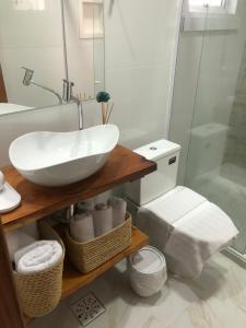 ein Bad mit einem Waschbecken und einer Dusche in der Unterkunft TURISHOUSE SUITES in Salvador