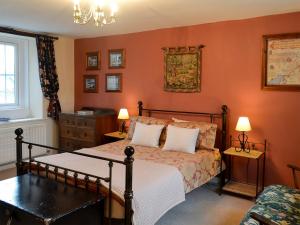 BoulmerにあるAlncroft- 28486のベッドルーム1室(オレンジ色の壁のベッド1台付)