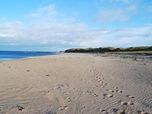 BoulmerにあるAlncroft- 28486の砂浜と海の足跡がある海岸