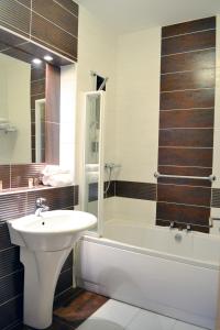 Ένα μπάνιο στο Carrick Plaza Suites and Apartments