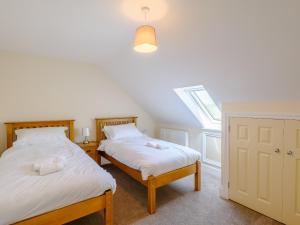 2 camas individuais num quarto com uma janela em Dawson Park 3 - Uk12662 em Mablethorpe
