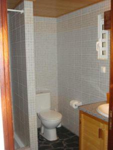 a bathroom with a toilet and a sink at Quarto pequeno 515 do Monte dos Arneiros in Lavre