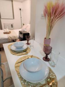 un tavolo con piatti, bicchieri e un vaso di Studio in Azure with Arayat View a San Fernando