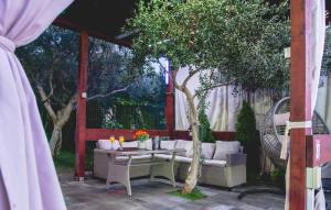 un patio con una mesa y un árbol en Villa Fay Split, en Split