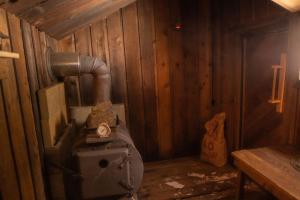Habitación de madera con baño con aseo. en Cozy Studio Apartment With Sauna, en Fairbanks