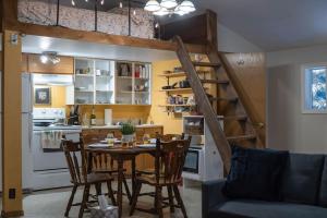cocina y comedor con mesa y sillas en Cozy Studio Apartment With Sauna, en Fairbanks