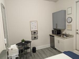 eine kleine Küche mit einem Tisch und einer Mikrowelle in der Unterkunft Cozy Private Room in Miami