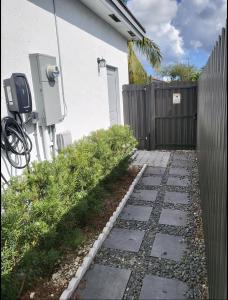 une passerelle devant une maison avec une clôture dans l'établissement Cozy Private Room, à Miami