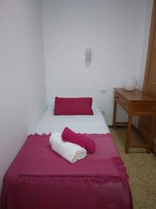 ein Bett mit zwei Kissen darüber in der Unterkunft Holiday Apartment in Playa del Ingles