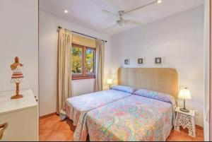 una camera con letto e finestra di Villa Palomita Con Piscina Privada a Son Serra de Marina