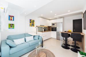 sala de estar con sofá azul y cocina en Apartment Misto en Split