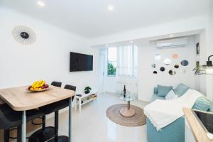 sala de estar blanca con mesa y sofá en Apartment Misto en Split