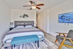 um quarto com uma cama e uma ventoinha de tecto em Madeira Del Mar 305 em St Pete Beach