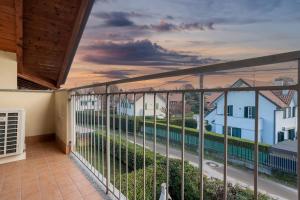 A balcony or terrace at [10' from Malpensa] Shuttle, Netflix & Wi-Fi