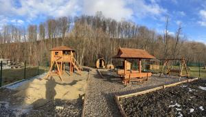 plac zabaw z drewnianą huśtawką i pawilonem w obiekcie Czarny Baran w Zakopanem