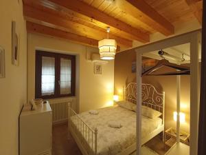 1 dormitorio con cama y techo de madera en Casa del Sole, en Polizzi Generosa