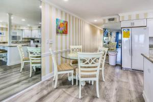 cocina y comedor con mesa y sillas en Sunset Villas 1, en Clearwater Beach
