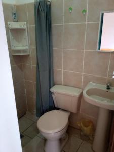 łazienka z toaletą i umywalką w obiekcie Casa Sayana w mieście Samaipata