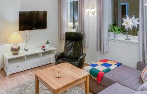 een woonkamer met een bank en een stoel bij Beautiful Apartment In Norheimsund With Wifi in Norheimsund