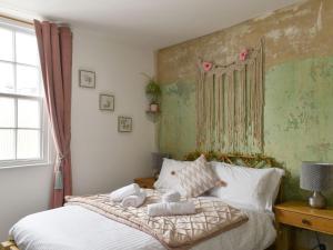 sypialnia z łóżkiem z dwoma pluszakami w obiekcie Little Blue Seaside House w Scarborough