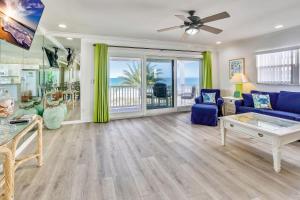 un soggiorno con divano blu e tavolo di Sunset Villas 4 a Clearwater Beach