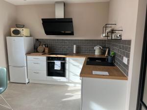 Η κουζίνα ή μικρή κουζίνα στο Neubau im Loft-Stil mit großer Terrasse +4 φωτογραφίες