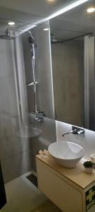 y baño con lavabo blanco y ducha. en Light Brown Central Apartment en Aveiro